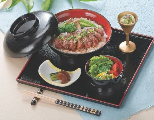 5.5寸大輪丼浅型黒刷毛目内朱