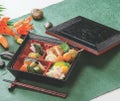 7.5寸ダイヤ松花堂黒渕朱仕切別
