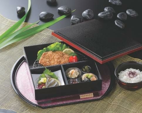 8.5寸木目松花堂黒渕朱仕切別