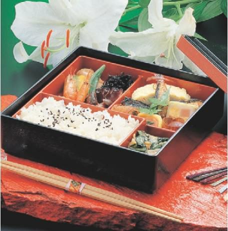 松花堂 6.5寸木目松花堂黒渕朱(仕切付)