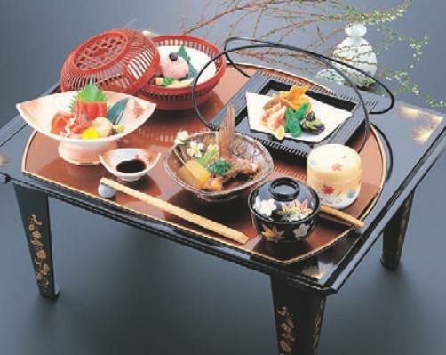 御膳 2尺秀月膳(両面タイプ) 足 唐草 A面:金梨地渕松葉 B面:溜千筋 セット