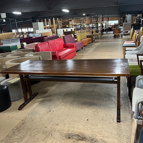 中古】6人用メラミンテーブル 棚付き 木脚 幅1800×奥行750×高さ700 
