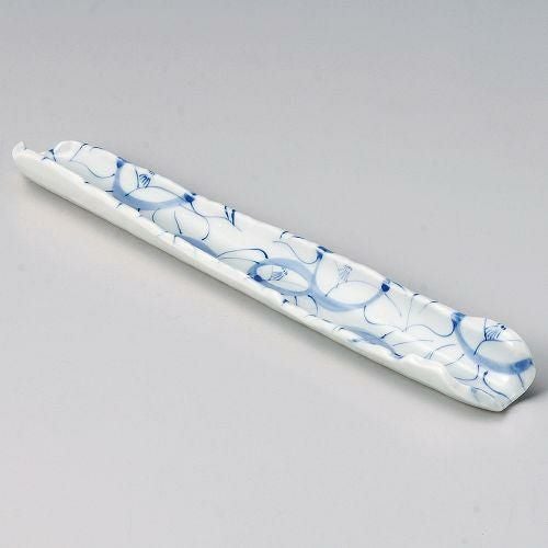 染付椿絵ひねり前菜皿 31×4.3×2.7cm 125-069