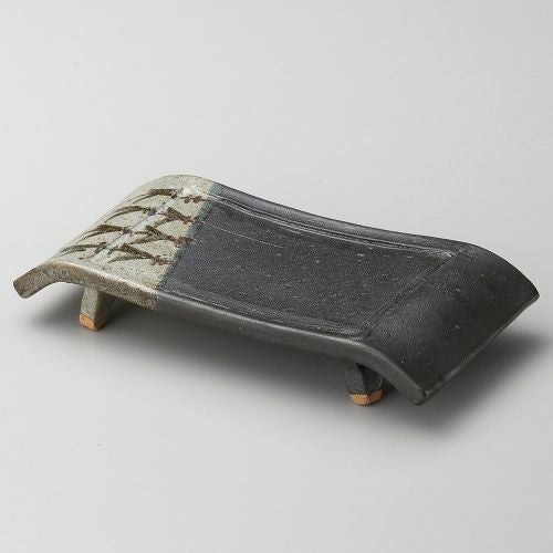 手造り黒織部弓型70長角皿 21×10.3×3.5cm 131-059